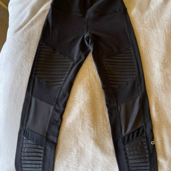 Alo yoga black ribbed pattern biker style legging - Picture 4 of 4